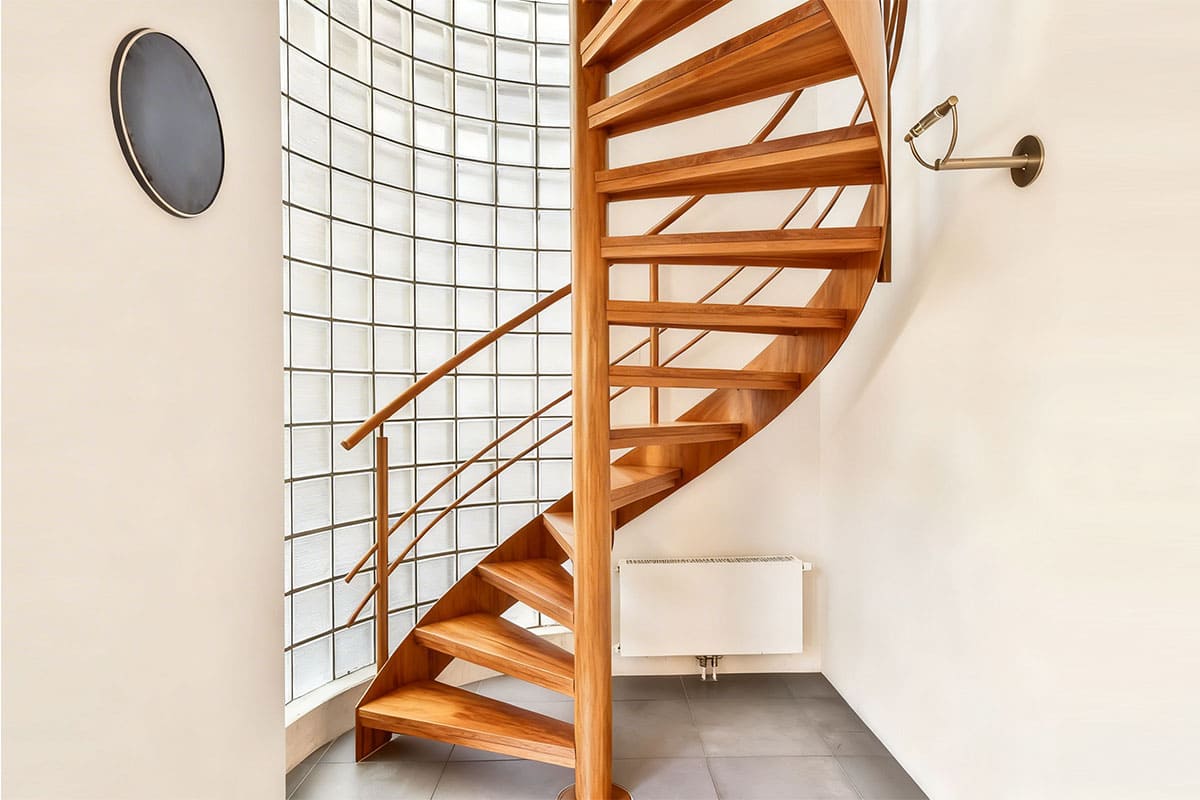 Fabrication et pose escalier colimaçon bois à Fréjus